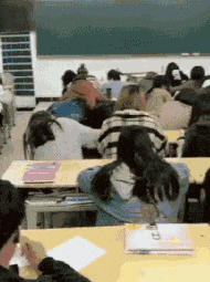 河内|某男子在河边钓鱼,电瓶车看不过去,出轮将其顶入河内