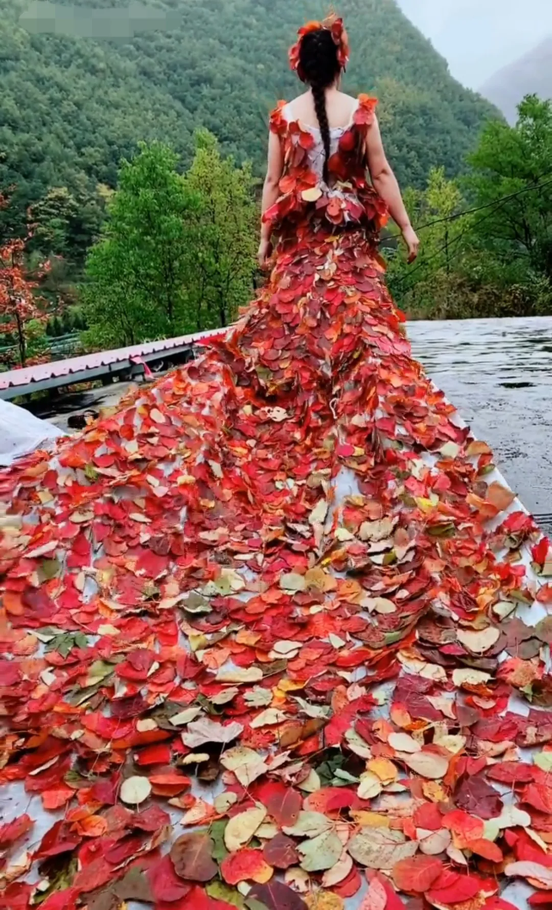 爱买买买的百万姐 甘肃姑娘创新改造服装引关注,上演农村时装秀,环保创意获赞