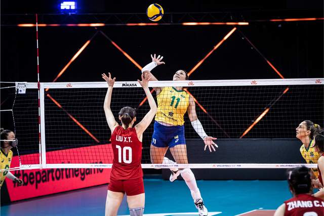 张常宁|大冷门!中国女排3-2力克巴西止住4连败,张常宁打疯了狂轰36分