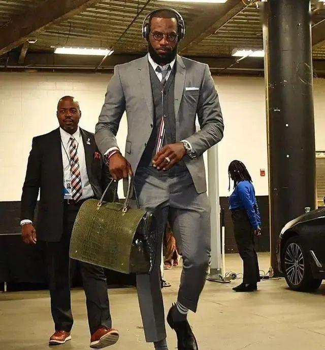 卡卡卡卡卡戎 詹姆斯或在今年成为现役运动员当中,第五位“10亿先生”