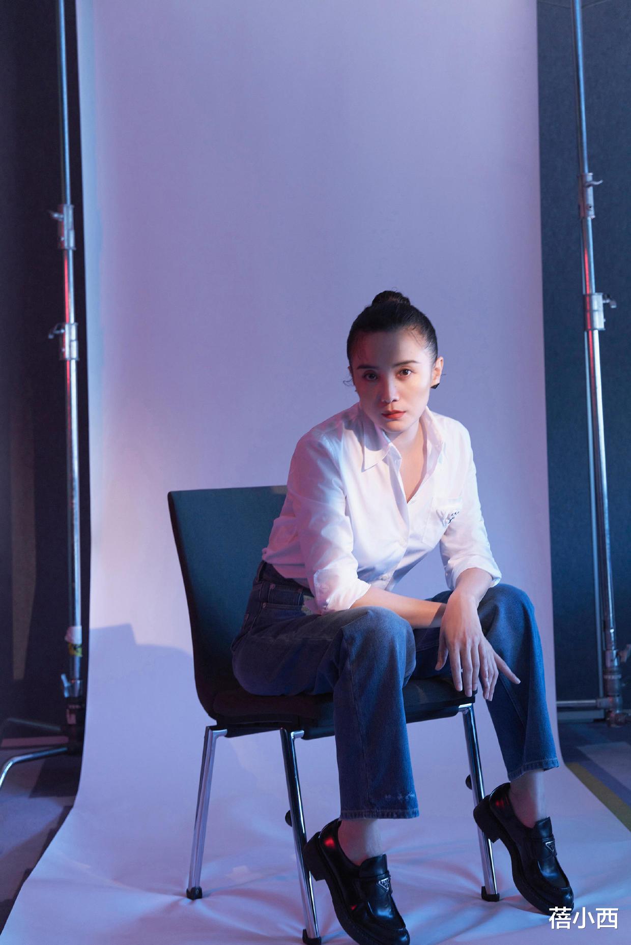 蓓小西|宋佳穿衣“从不手软”，连衣裙大U领口好大胆，身材不好都不敢穿