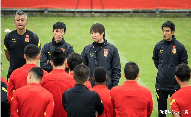 李鐵|央視5直播國足VS關島，踢442首發將是誰？李鐵扛起里皮丟下的包袱