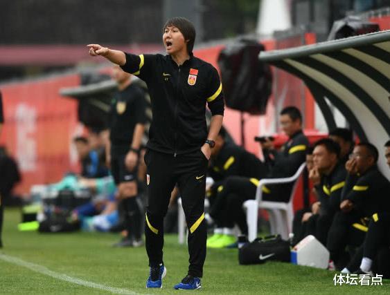 国足|CCTV5直播国足生死战！李铁率队首碰硬仗，首发3位置必须调整
