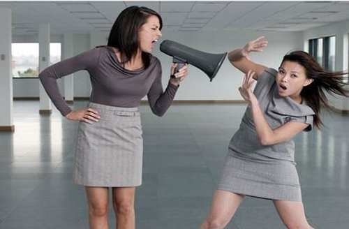 舜网 家长去参加孩子的小学家长会，一进门看到的场面呆在了原地