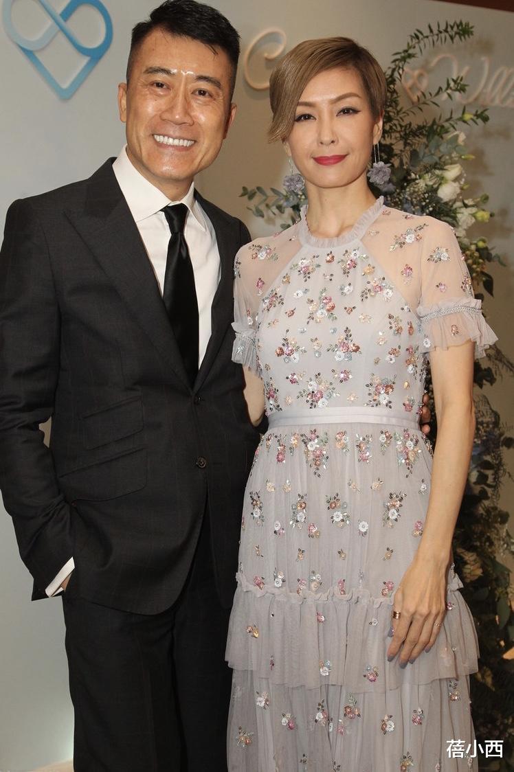 芦笋|69年的伍咏薇穿搭真减龄,穿薄纱连衣裙配短发,好身材大婶辈少见