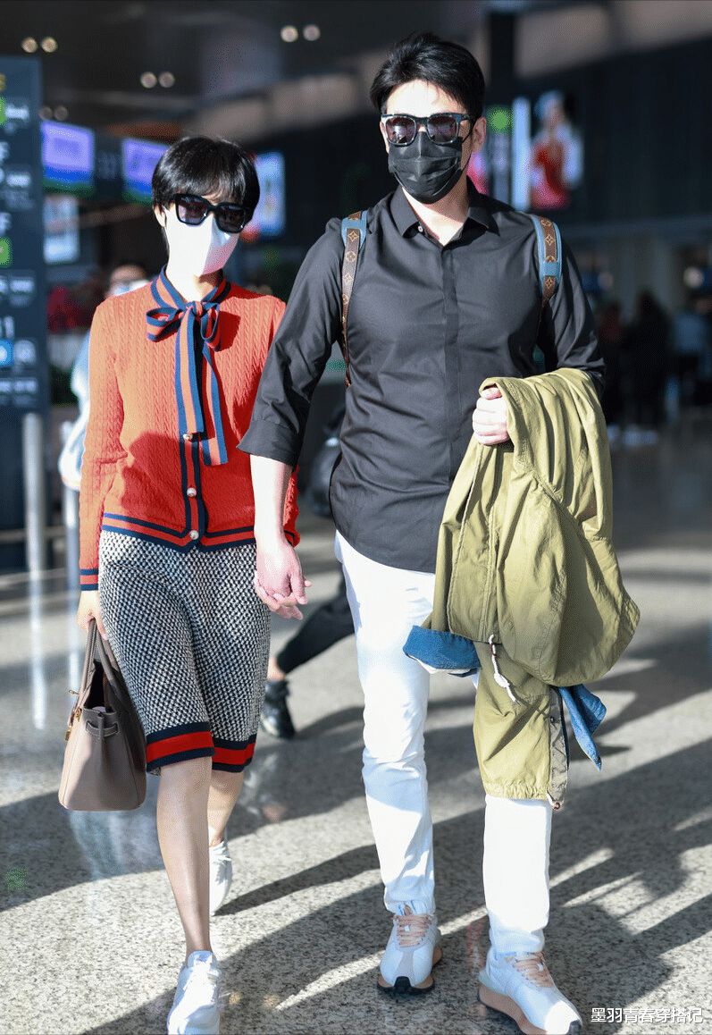 黎姿|鲍蕾带俩女拍写真，母女仨筷子腿抢镜，12岁贝儿身高快赶上妈妈