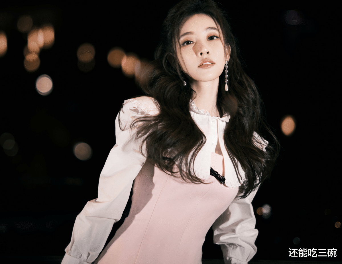 冯提莫|B站跨年晚会人气突破三亿，冯提莫唱小红花获赞，网友：有被暖到