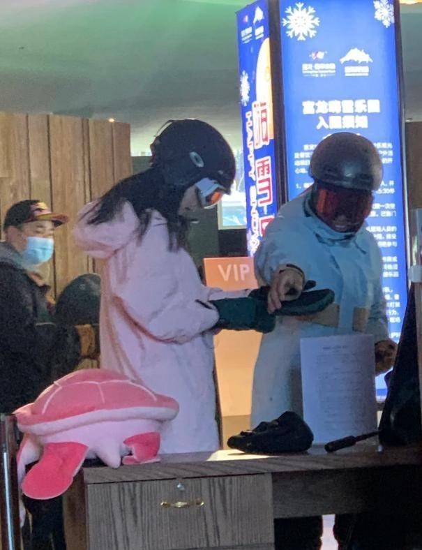 杨洋|章子怡低调现身滑雪场，素颜皮肤细嫩面色红润，身边不见老公汪峰