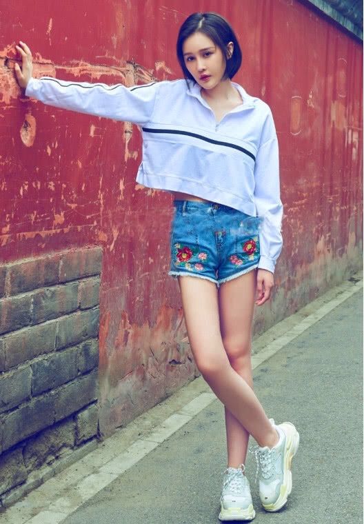 穿衣搭配 赵本山女儿演绎东北新时尚,两条裤腿一长一短,还套上黄色长筒袜