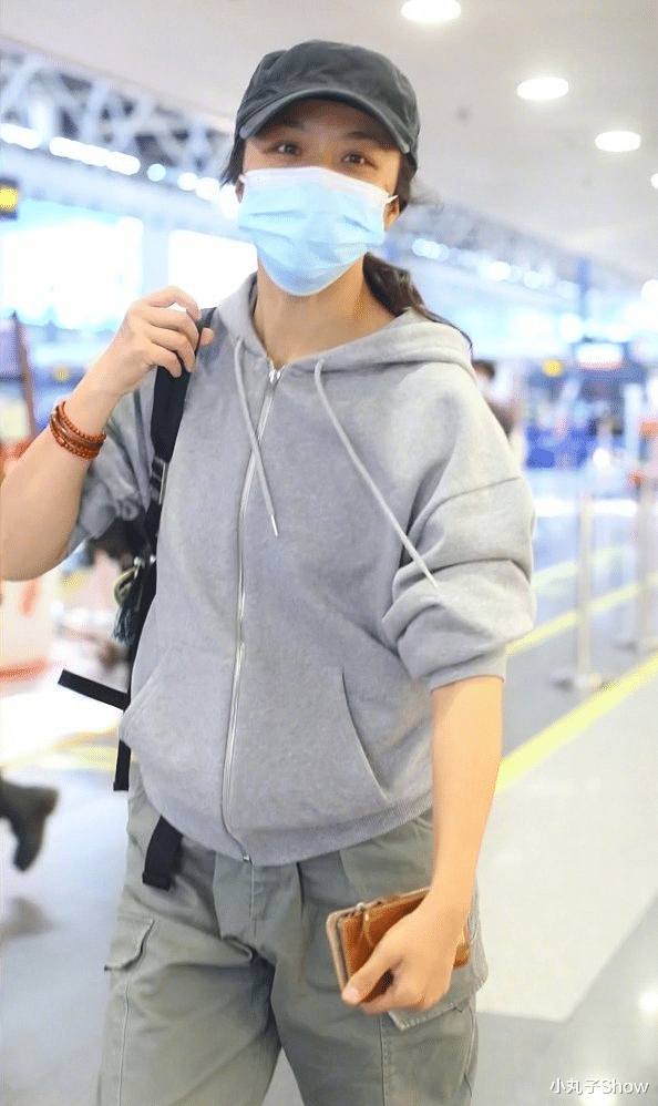 汤唯|42岁汤唯久违走机场，休闲打扮接地气，素颜皮肤暗黄没有偶像包袱
