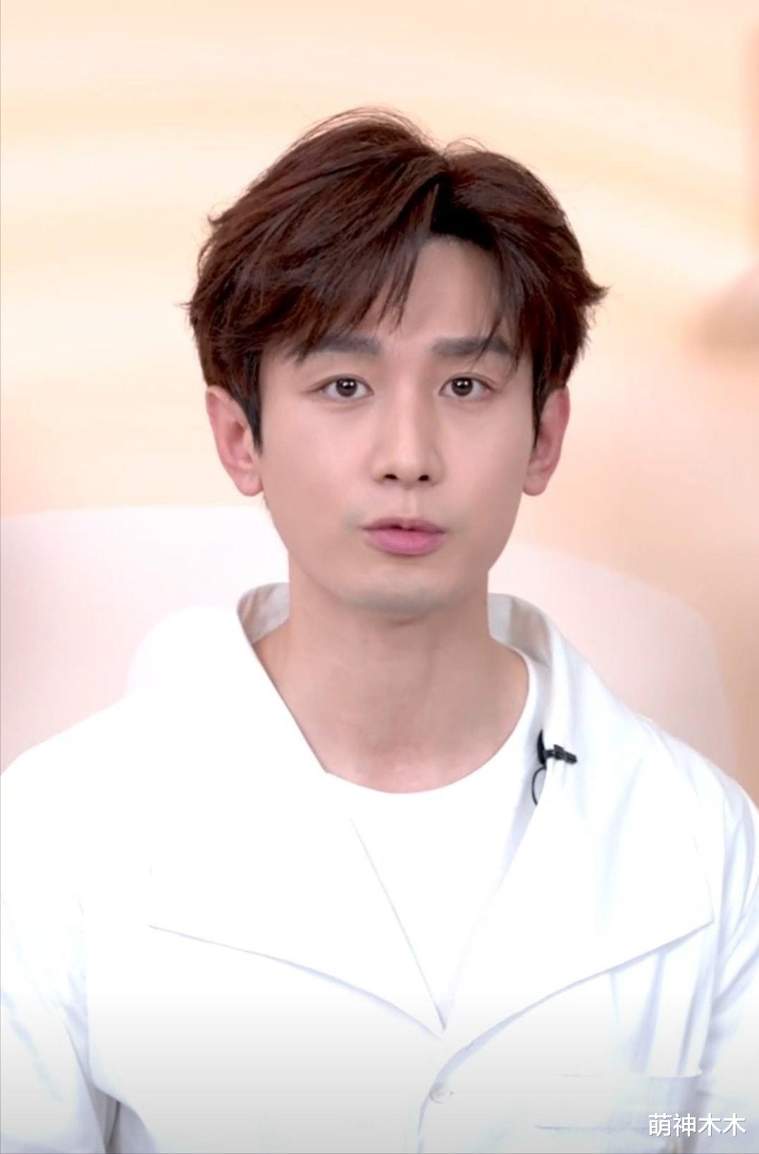 成毅|成毅最新直播状态堪忧，黑眼圈法令纹遮不住，一脸疲倦沧桑