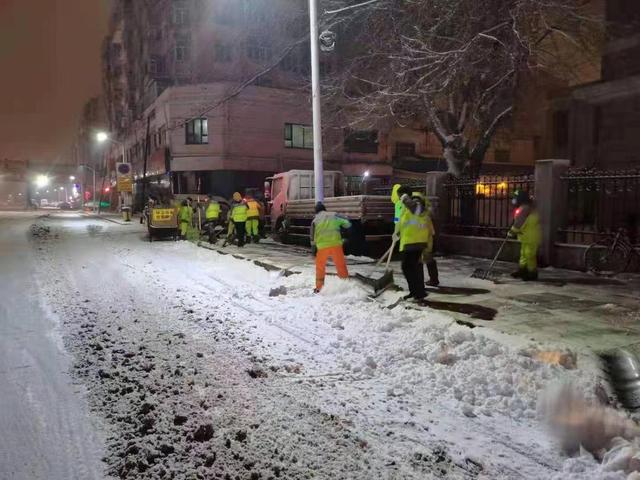 生活报 哈尔滨清雪大军作业中！停车请避开作业区