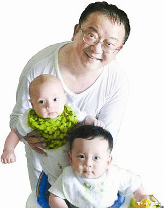 张纪中|老夫少妻的尴尬！王刚儿子和孙子同龄，张纪中体力跟不上生猛娇妻