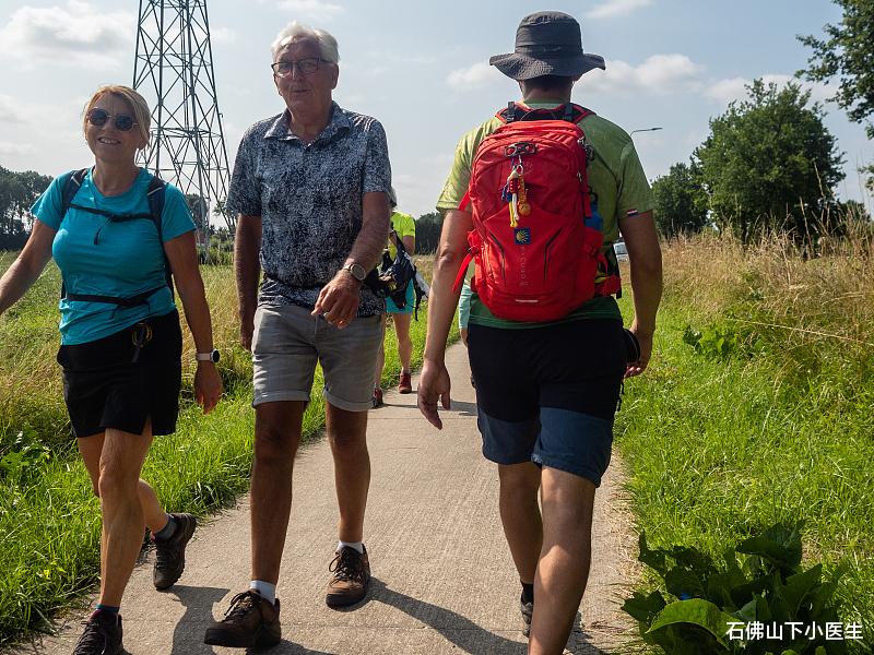  最新研究：人到中年，每天步行7000步，能降低70%死亡风险