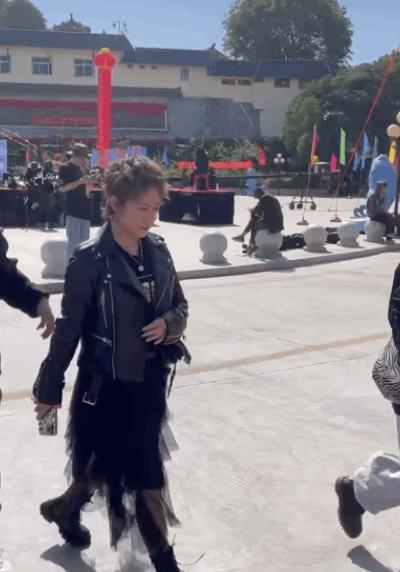 房姐地产观 开心麻花团综路透：沈腾开三轮车搞怪接地气，宋祖儿复古穿搭吸睛