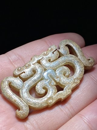 和田玉籽料|战汉 和田玉籽料受沁 透雕 龙纹玉珮