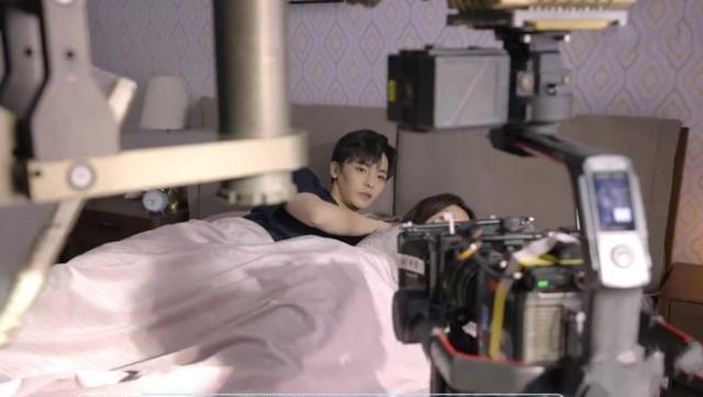 杨超越|杨超越放飞自我，腿翘着的地方让男方无法继续，导演看入迷忘喊停