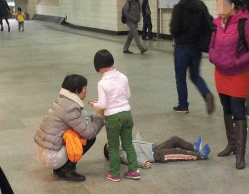 小雪妈妈育儿|李玫瑾教授表示：娃有这些行为要下狠手打，越大越管不了