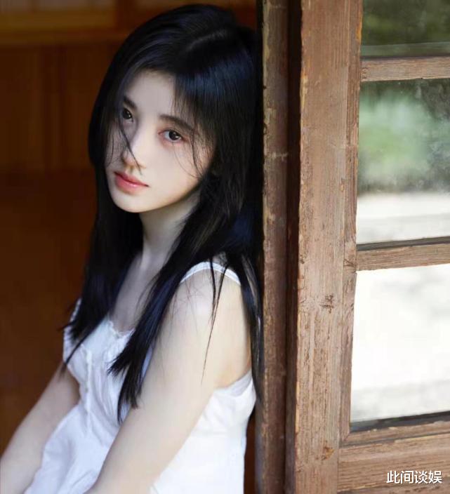 雄狮少年|鞠婧祎红色挑染公主切发型亮相直播，女团C位既视感！