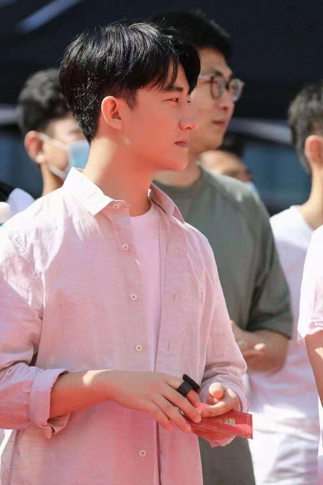 时尚风行派|白百何拿回电视一姐排面！新剧搭档黄轩未播先火，穿短袖灵气不减