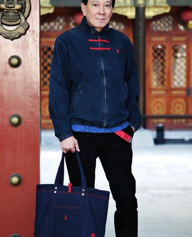 陈冠希|陈冠希邀请爸爸为自家服装拍广告，陈父头发黝黑，精神矍铄仍年轻