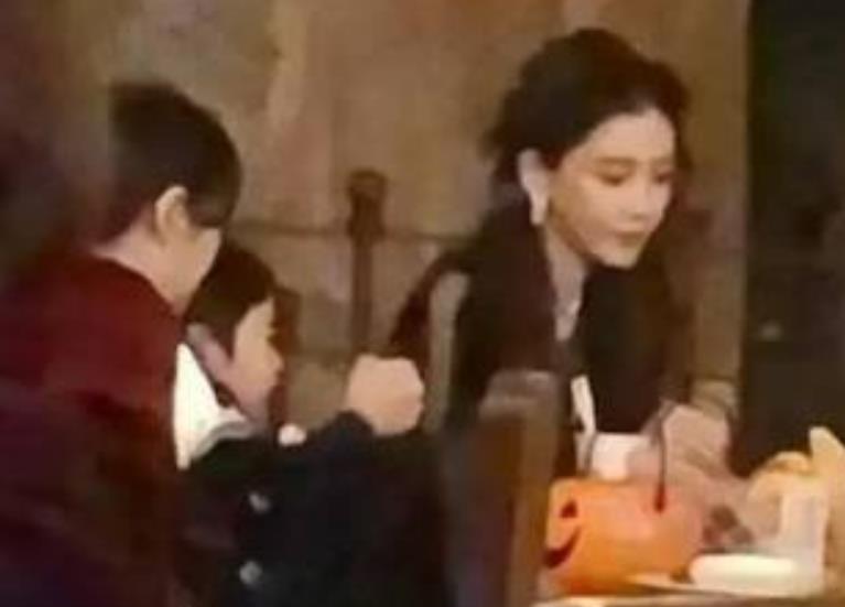 花匠小美 杨颖带儿子游迪士尼，私下合影曝光，4岁小海绵正面照被群众围观
