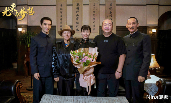 Nina昵娜|高圆圆高调出席房企活动,穿露肩白裙坐C位,为防走光90度夹腿坐惊艳全场