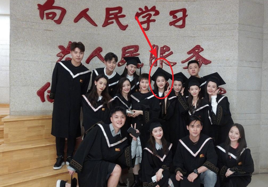 佟丽娅|看到了吗?2021届北影毕业照也是一场小型“鄙视链”