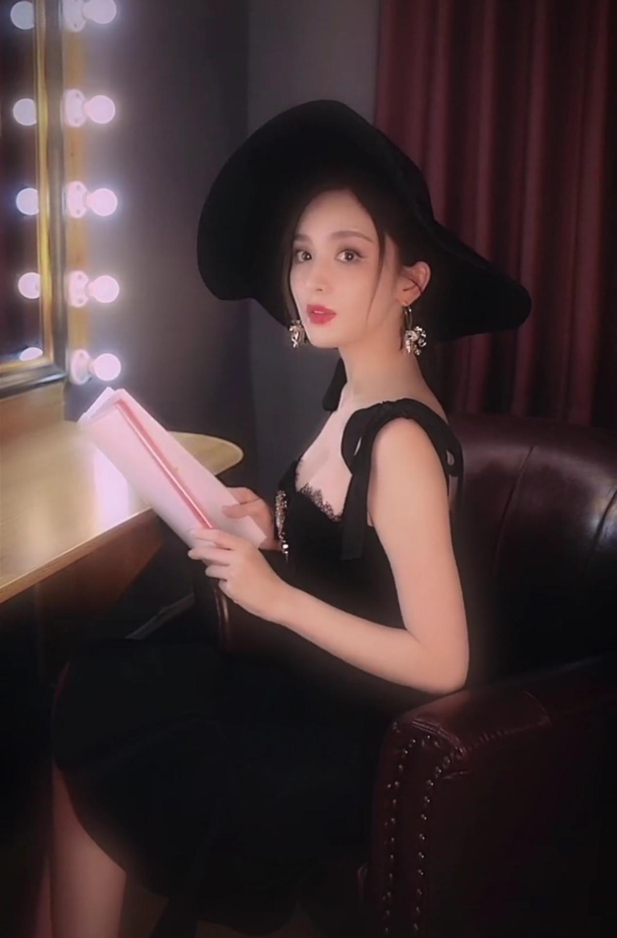 方脸妹说时尚|古力娜扎深夜看剧本真用心，穿背带裙戴礼帽耳环，打扮精致似名媛