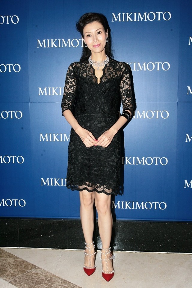 杨钰莹|李嘉欣的气质很适合穿蕾丝，一袭黑色蕾丝裙妩媚动人，身材真挺好