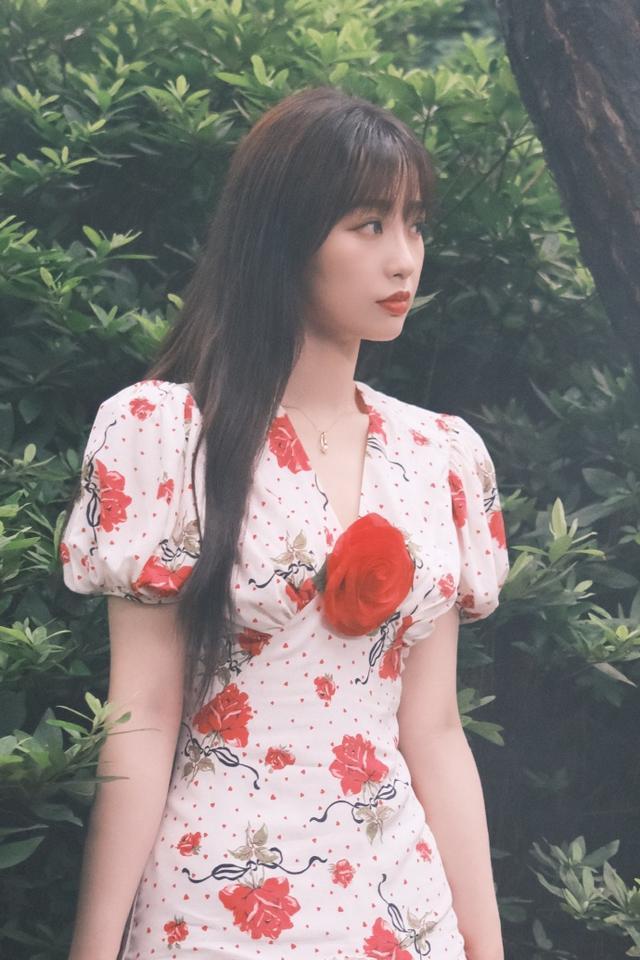 旗袍公馆|虞书欣越“作”越火,穿玫瑰长裙扮成熟,不说话的时候挺惊艳的