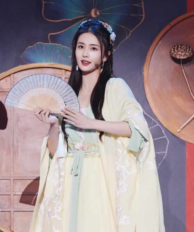 秦岚|《长月烬明》火热拍摄中,网传白鹿下部戏已定,男主可能是他?