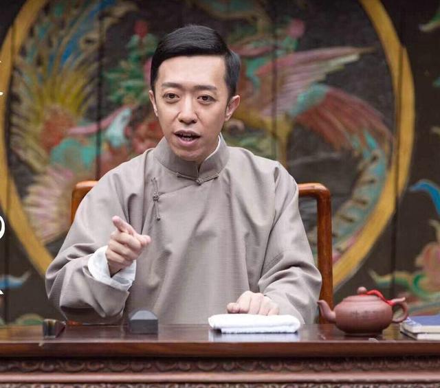 何云伟|何云伟晋升国家一级演员，相声地位远超郭德纲，退社是正确选择？