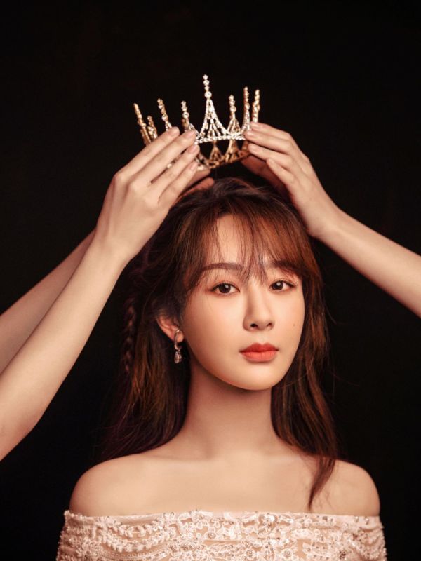 娱乐圈|杨紫穿校服照曝光，却被脚上的鞋子抢镜，对学生的尊重！