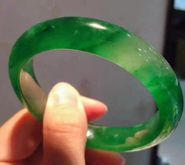 翡翠|翡翠內部有残渣,这是瑕疵吗?要分情况而论