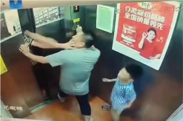 镇江 黑龙江：小孩闹矛盾，男子持砖猛砸、殴打男孩父亲