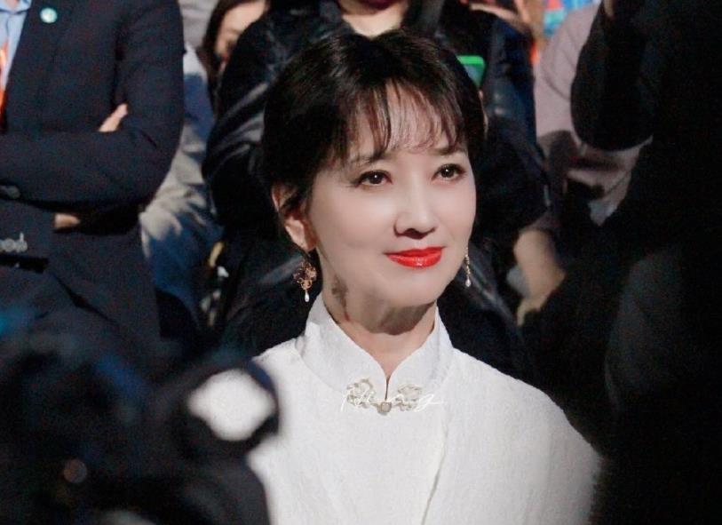 花匠小美 52岁许晴同框30岁杨洋，明明能算是两辈人，看着却像“姐弟”