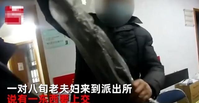 暴跳体育君 江苏八旬老人带枪上交派出所，民警打开层层包裹：50年了还是新的