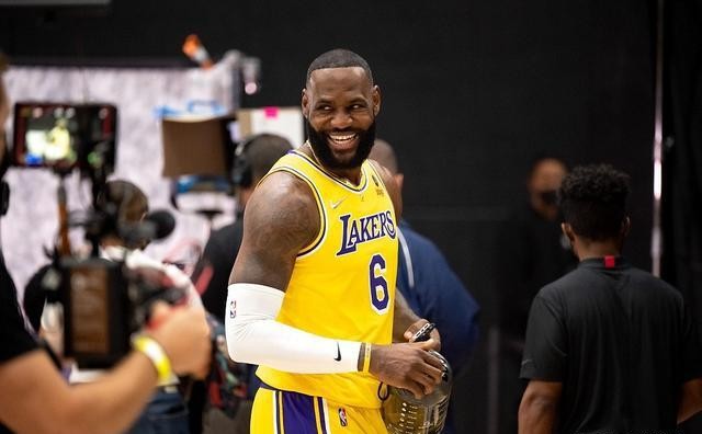 斯蒂芬·庫里|美媒抨擊庫里：一個(gè)軟蛋毀掉了NBA聯(lián)盟，詹姆斯才是優(yōu)質(zhì)偶像