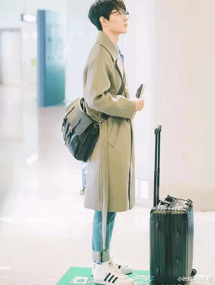 肖战|《斗罗大陆》开播发布会,肖战穿着一身黑白配,大长腿尽显