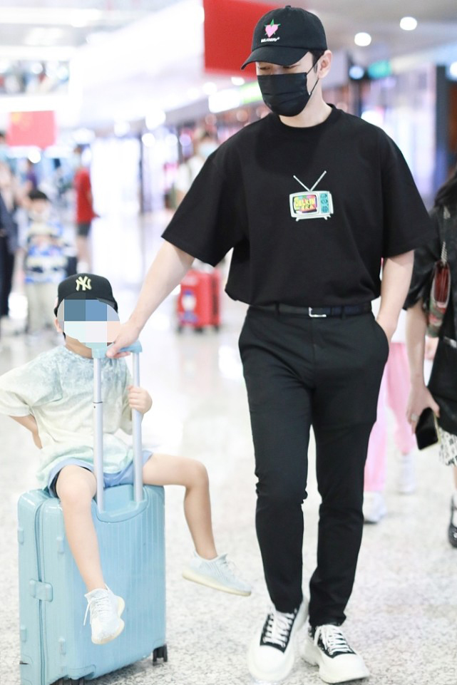 黄晓明|黄晓明带儿子现身潮爸范十足，小海绵坐拉杆箱可爱满分，长腿抢镜