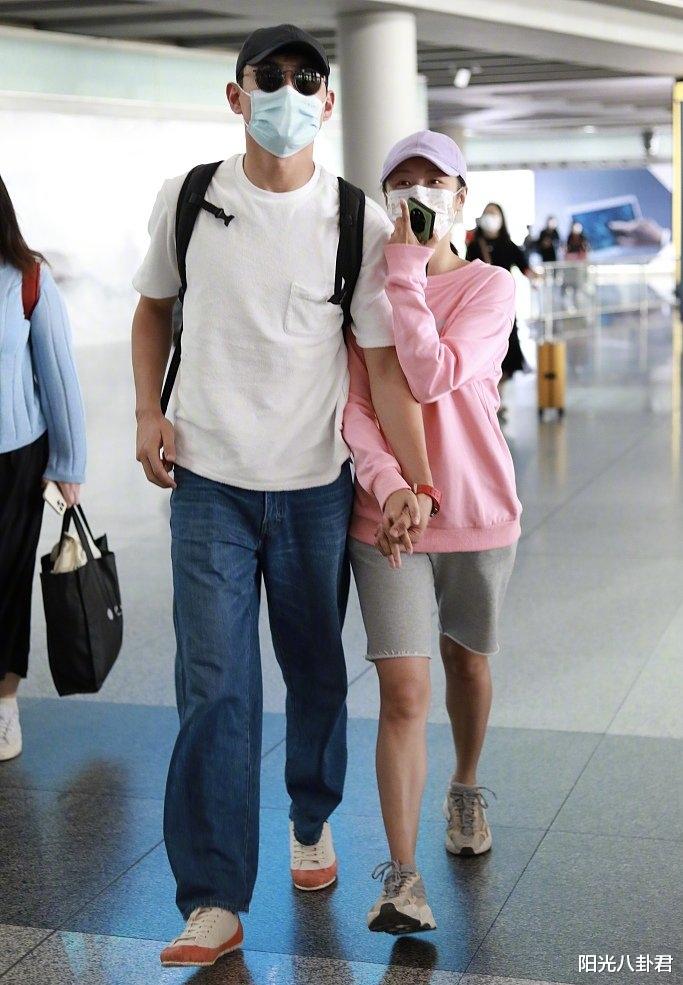 曹云金|王彦霖夫妻婚后首次同框,机场公开挽手秀恩爱,女方身材一言难尽
