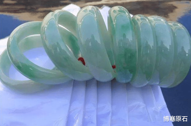 翡翠手镯|35岁女老板人美胆大，45万的“猛料”直接切出了一卡车翡翠手镯！