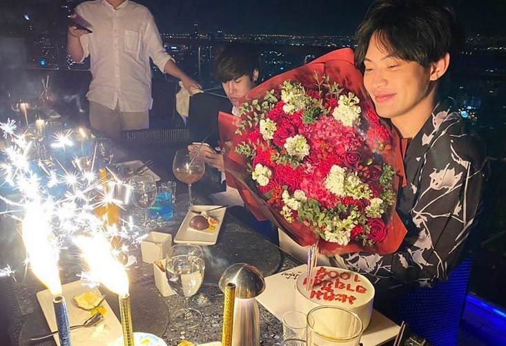 聚会|知名主持人Matoom剃度出家!没穿上衣露出发达肌肉,眉毛剃光颜值超高