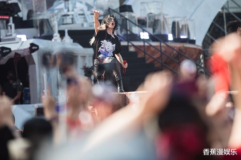 华晨宇|华晨宇演唱会凌乱假发，造型引发热议