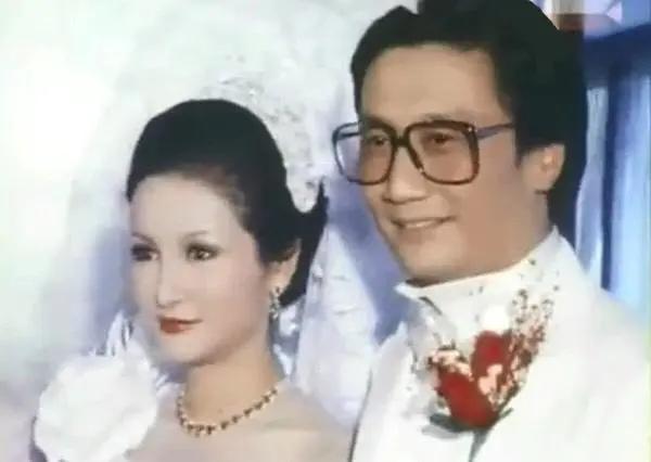 谢贤|刀架脖子上谢贤1600万赌债还不了，狄波拉盛装打扮后找到赌王何鸿燊