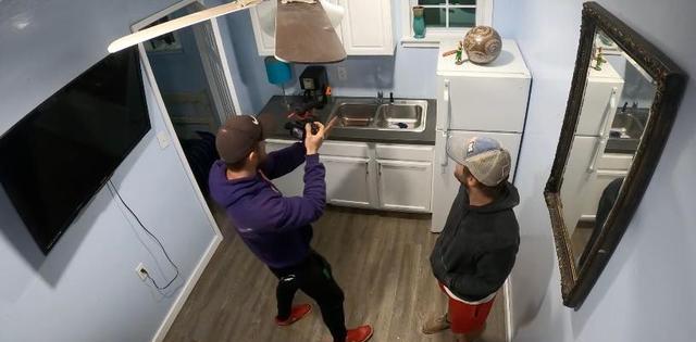 外国博主造了座房子之后灌满水，就为体验金鱼在鱼缸里的生活，好想象力！