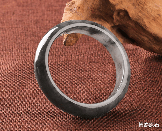 翡翠|小伙在网上花3000淘来了一块翡翠原石，几刀切开“黝黑一片”，成品出来小伙高兴坏了