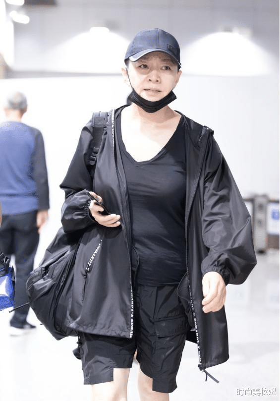 时尚美妆妞|宋丹丹越老越会穿，运动风衣配短裤好洋气，却藏不住大妈身材