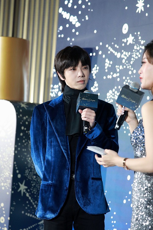 华晨宇|华晨宇真是荷尔蒙“爆棚”,宝蓝西装好贵气,但搭高领衫像没脖子